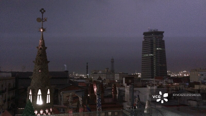 西班牙巴塞罗那雷暴天气城市景观，昼夜交替图片素材