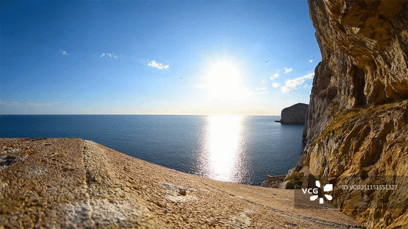 卡波卡恰海边悬崖上的海鸥，撒丁岛图片素材