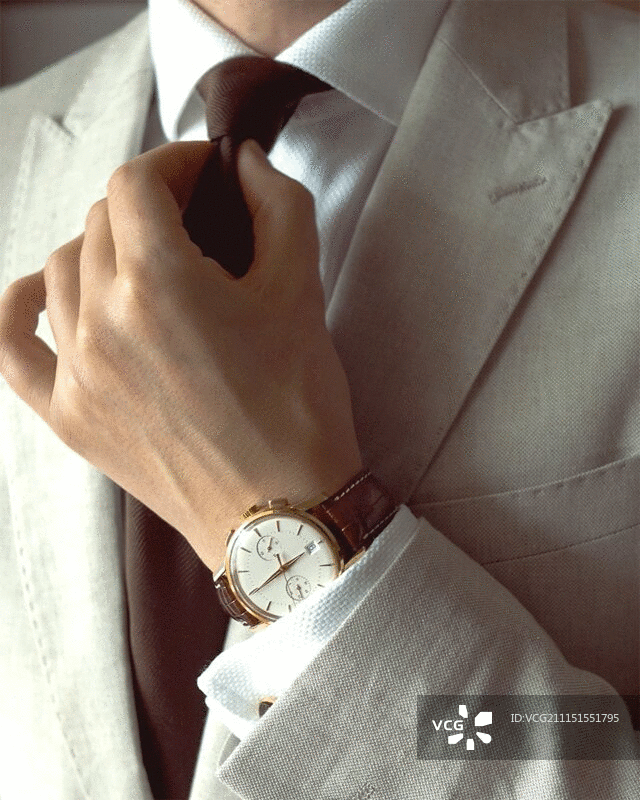 男人整理领带图片素材