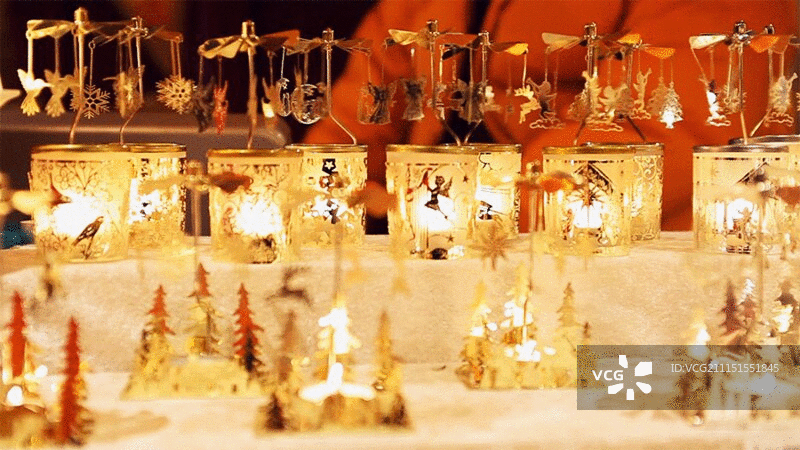 夜晚旋转的圣诞蜡烛图片素材