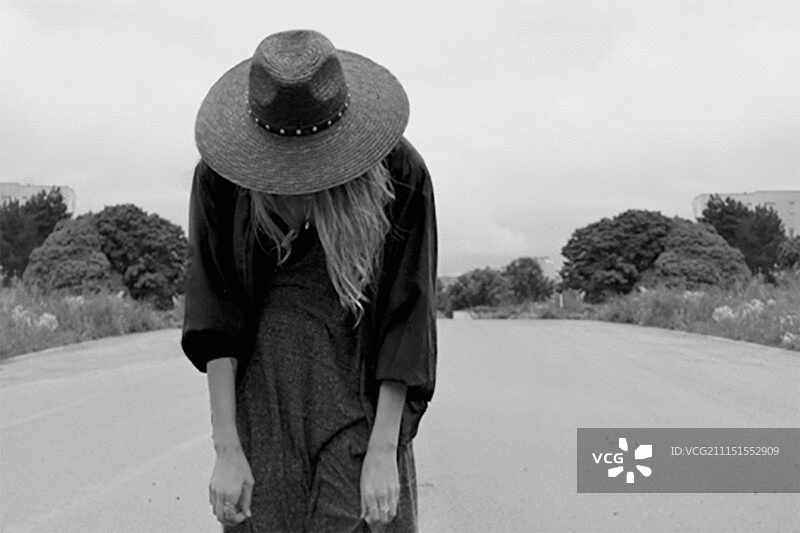 低头弓背的女人图片素材