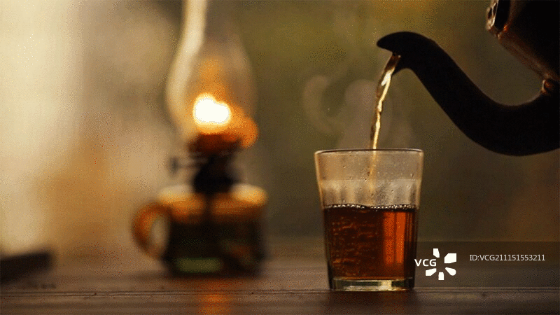倒入玻璃杯中的热茶图片素材