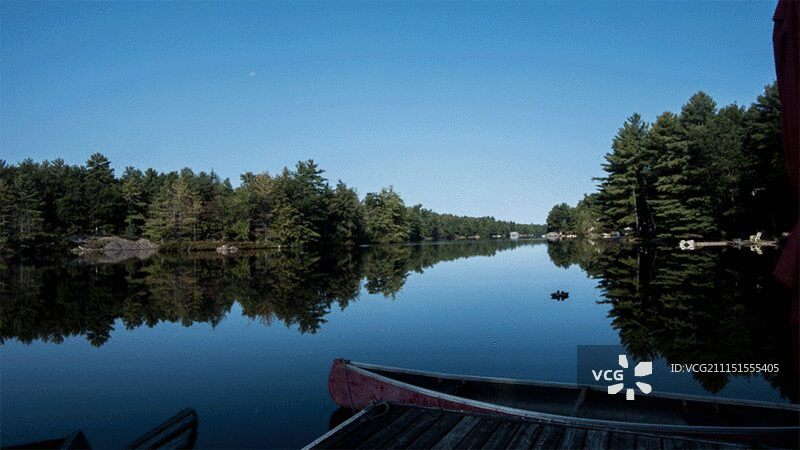 微风拂过湖面，波光粼粼图片素材
