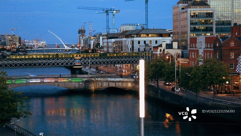 爱尔兰都柏林黄昏时分高架火车过河图片素材