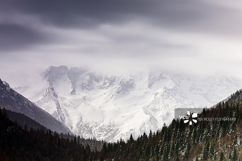 亚拉雪山图片素材