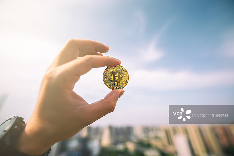 手持比特币特写图片素材