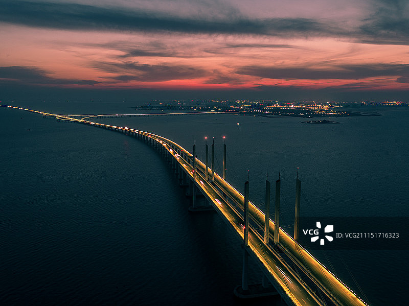 夜色中的青岛胶州湾跨海大桥图片素材