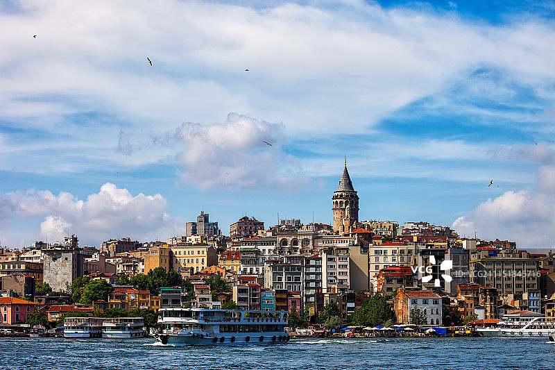 从金角湾看伊斯坦布尔城市天际线图片素材