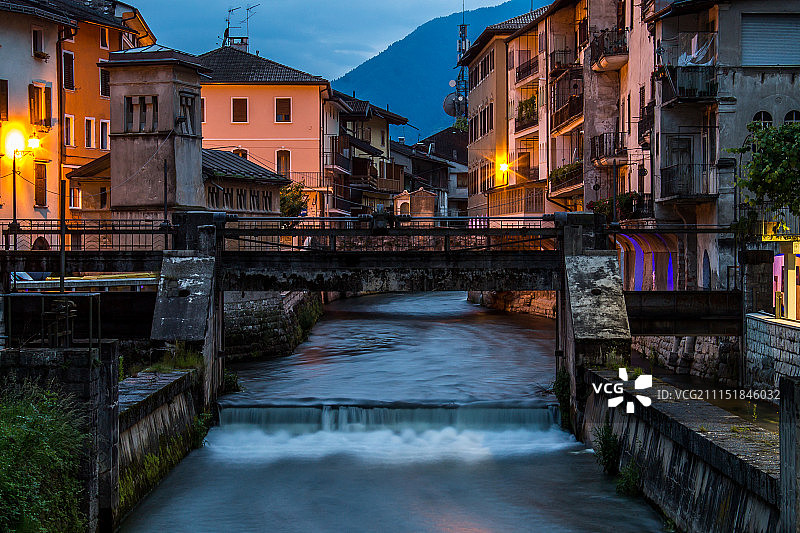 瓦尔苏加纳镇的傍晚图片素材