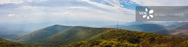 山顶消防塔的俯瞰景色图片素材
