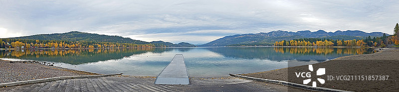 白鱼湖的秋日清晨图片素材