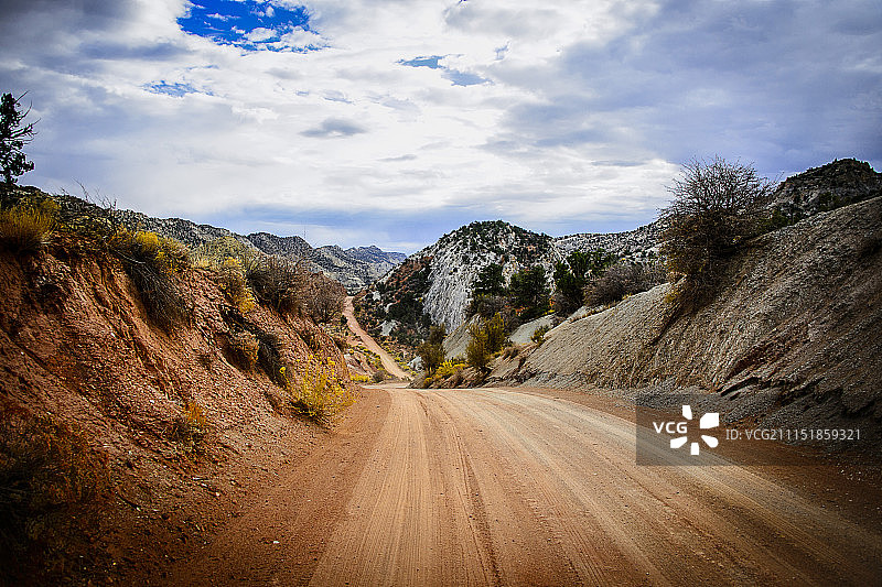 科顿伍德峡谷的偏远乡村道路图片素材