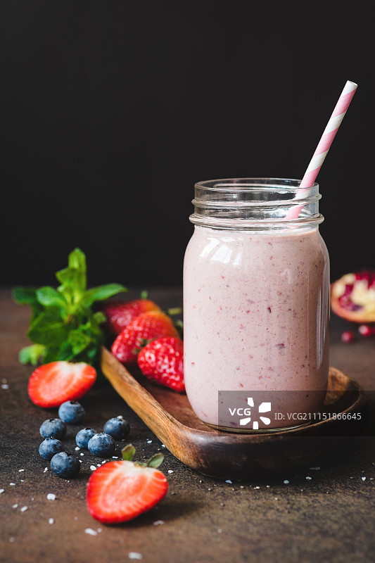 带吸管的罐装草莓冰沙图片素材
