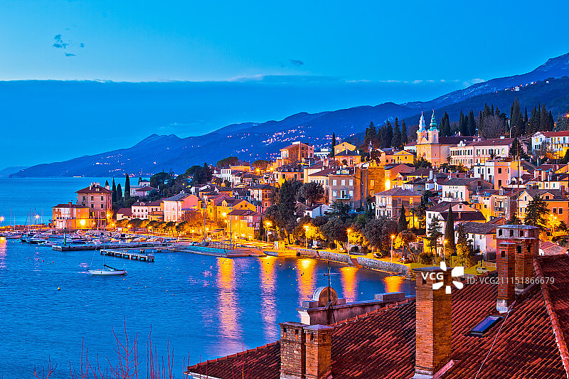 沃洛斯科镇的傍晚海滨景色图片素材