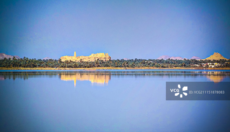 锡瓦绿洲的扎伊通湖、阿蒙神谕庙遗址和达克鲁尔山全景图片素材