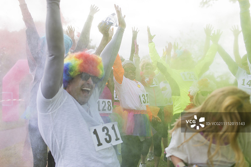 慈善跑者投掷胡里节彩粉图片素材