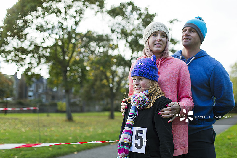 公园慈善跑中的家庭跑者图片素材
