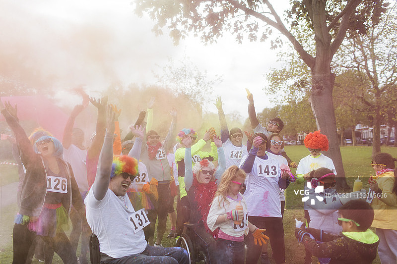 在慈善跑中投掷彩色粉末的跑步者图片素材