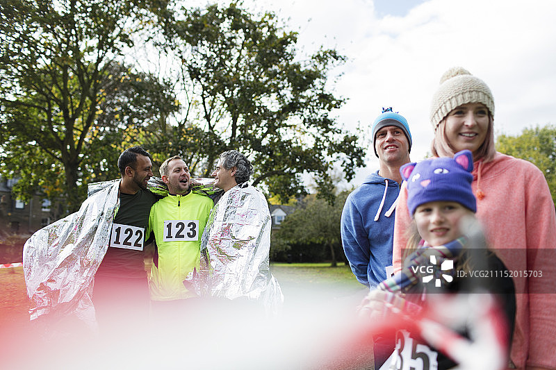 马拉松男选手裹着保温毯在公园里图片素材