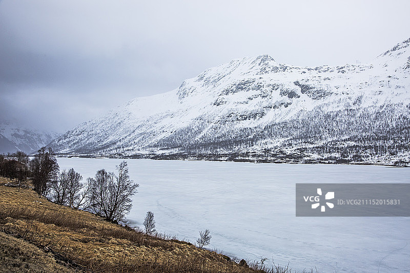 挪威希诺亚岛奥斯特波伦峡湾的雪山风光图片素材
