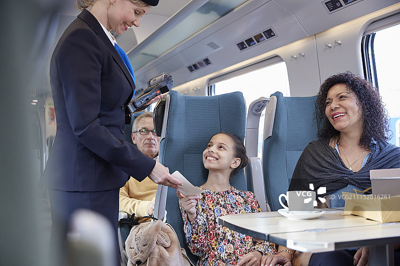 列车员检查母女的车票图片素材