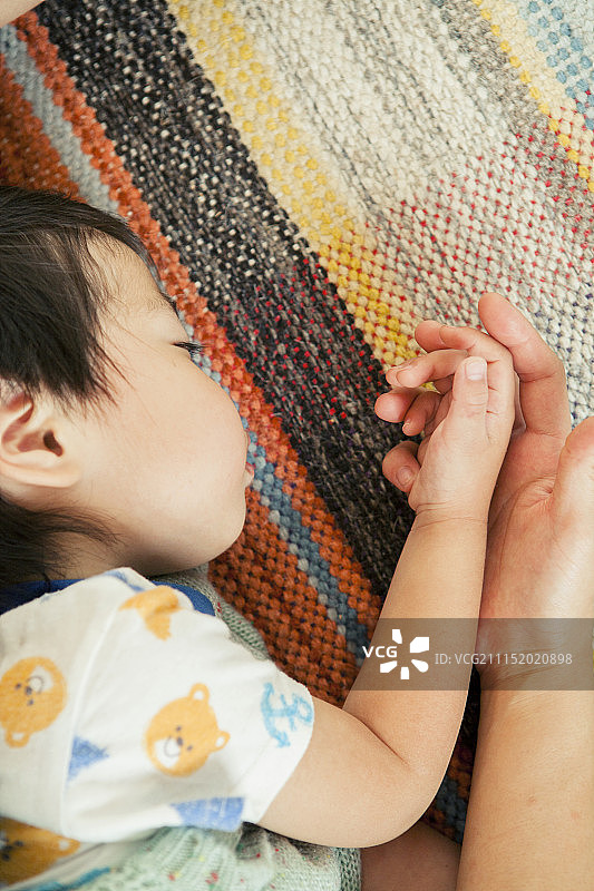 男孩小睡图片素材