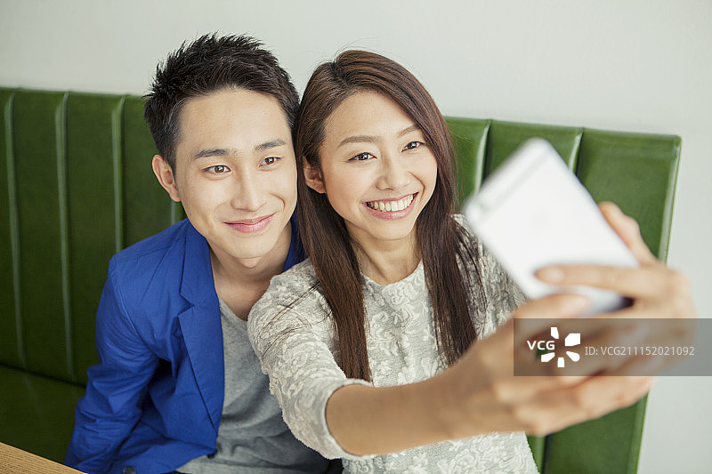 年轻情侣拍照图片素材