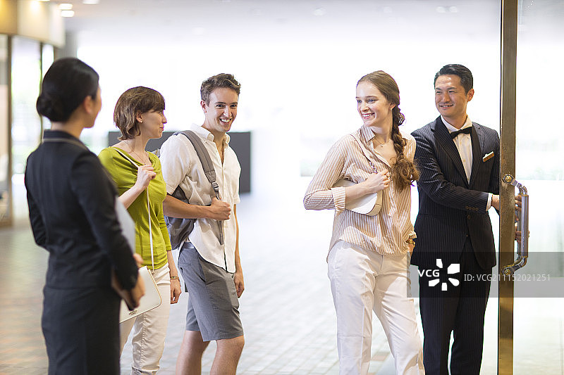 男女进入酒店图片素材