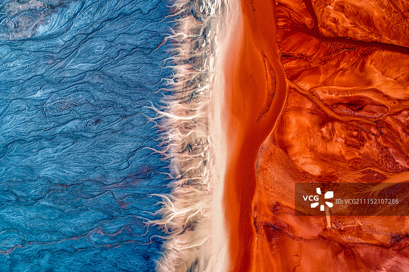 鸟瞰大地构成 红蓝色彩冲撞图片素材