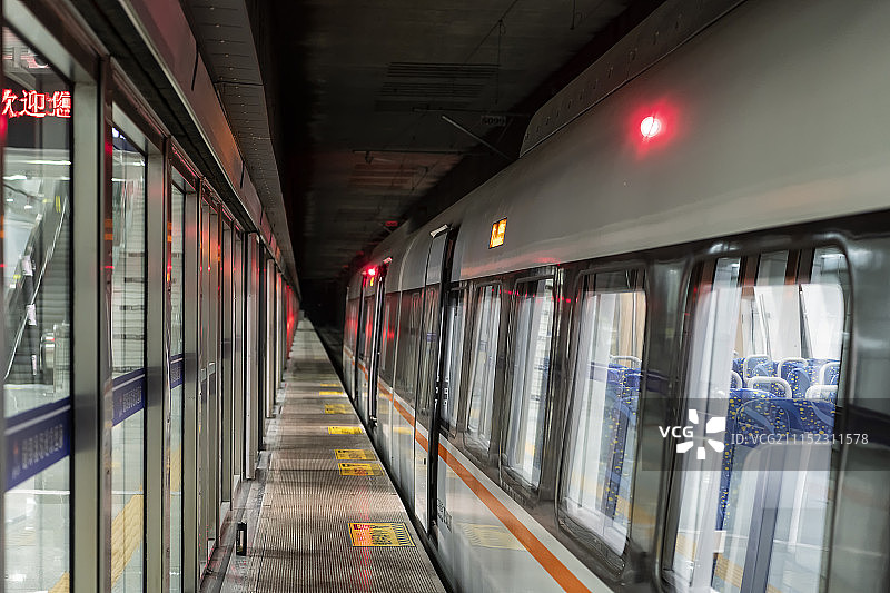 城市轨道交通站台及屏蔽门高清图图片素材