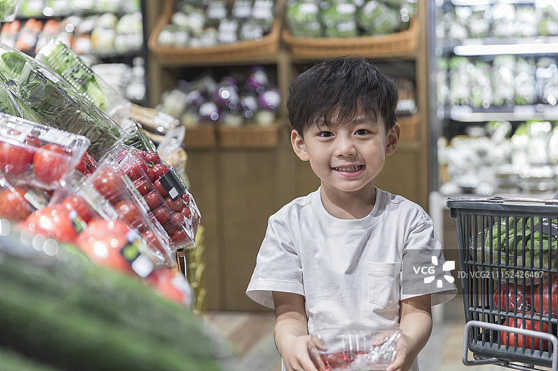小男孩在超市购物图片素材