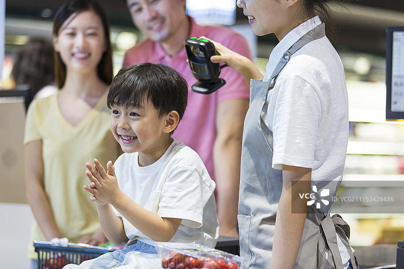 一家人在超市收银台付款图片素材