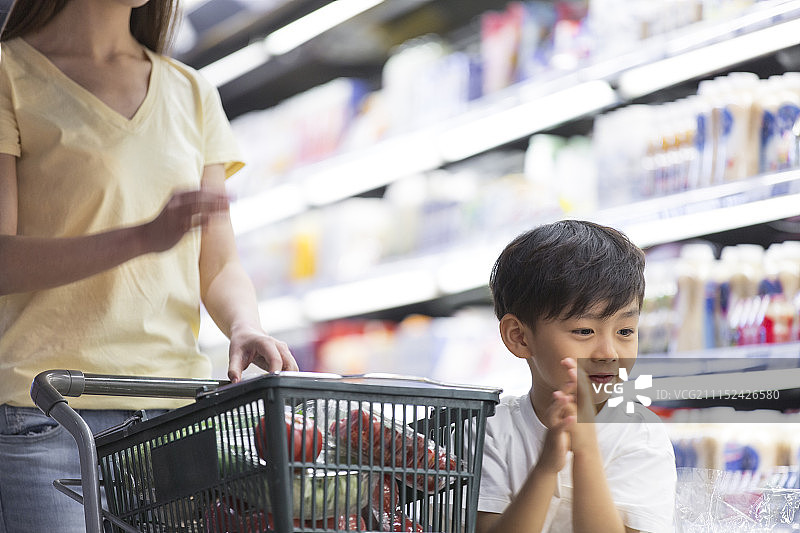 母子在超市购物图片素材