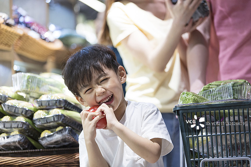 小男孩在超市购物特写图片素材