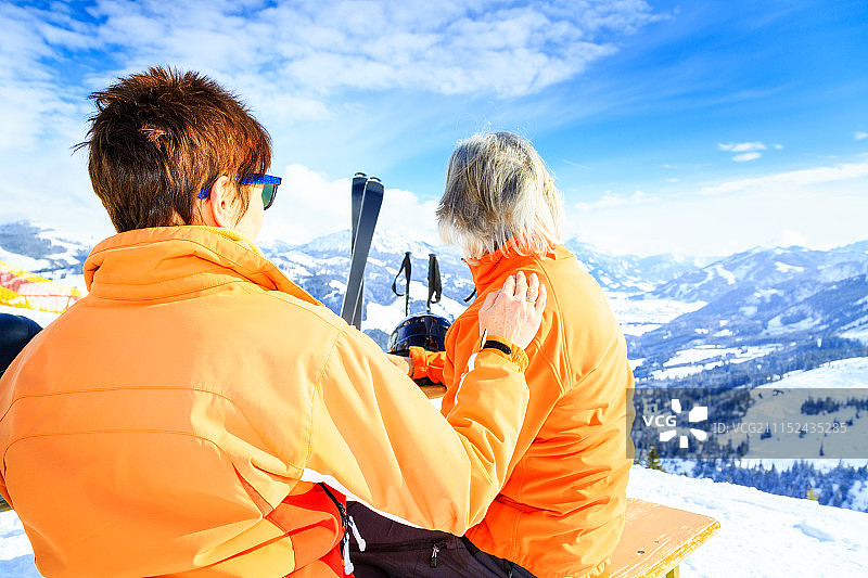 滑雪：老年夫妇休息图片素材