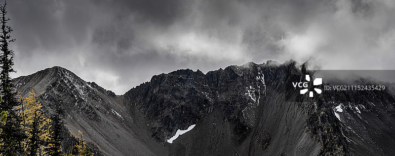 暴风雨中的山脊图片素材