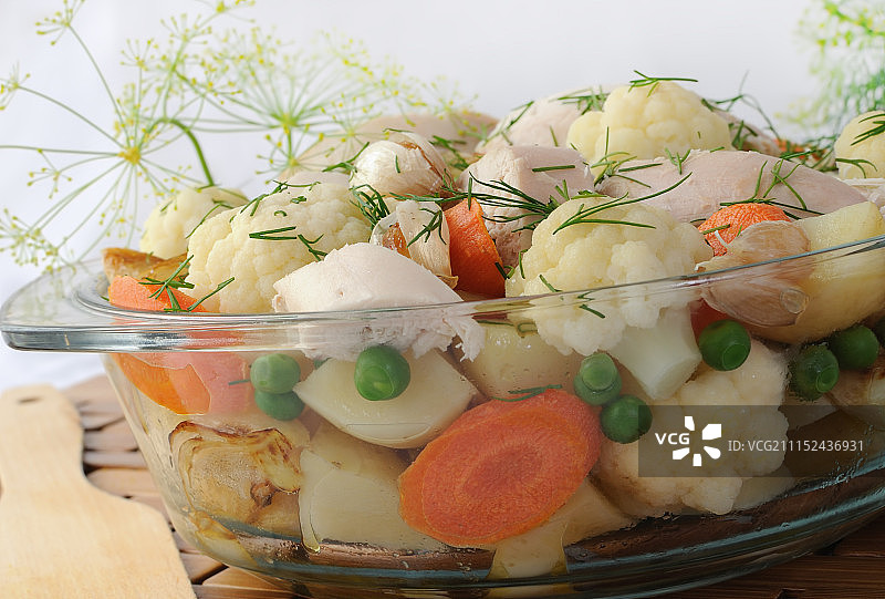 烤蔬菜配鸡肉和莳萝图片素材