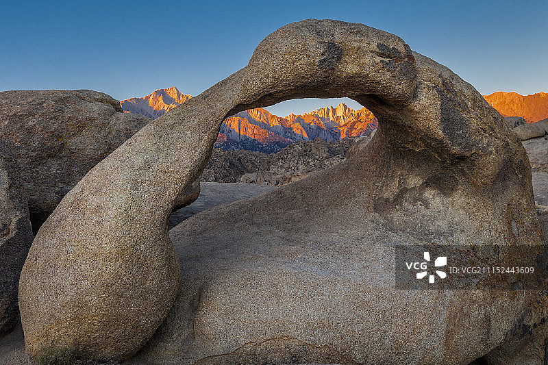 莫比乌斯拱门内的惠特尼山图片素材