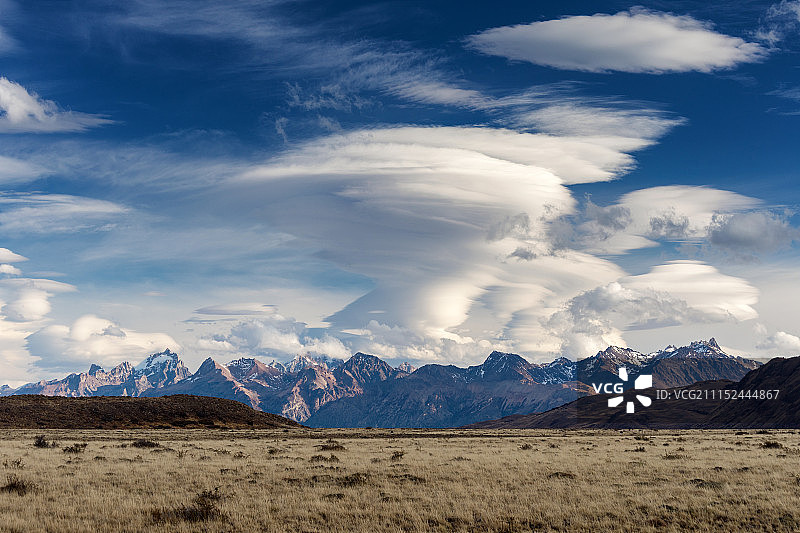 安第斯山脉上空的壮观荚状云图片素材