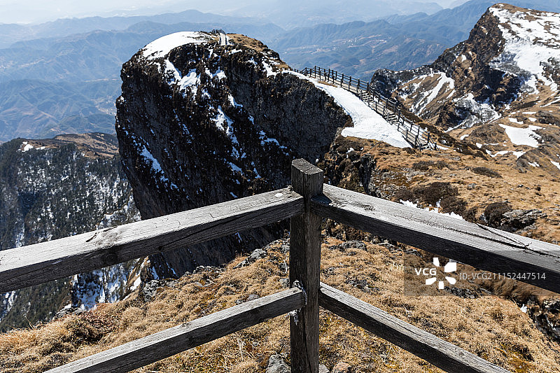 围栏外的雪山风光图片素材