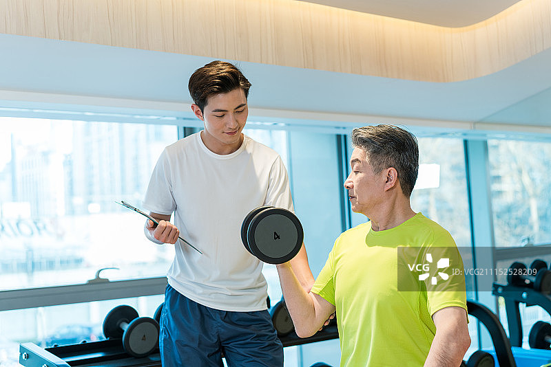 老年男子在私教的指导下健身图片素材