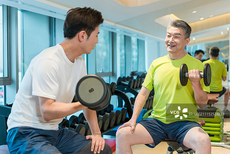 父子二人在健身图片素材