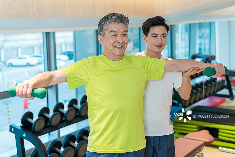 老年男子在私教的指导下健身图片素材