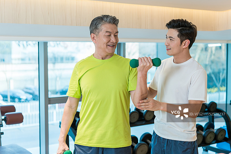 老年男子在私教的指导下健身图片素材