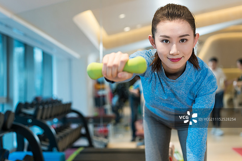 年轻女子室内健身图片素材