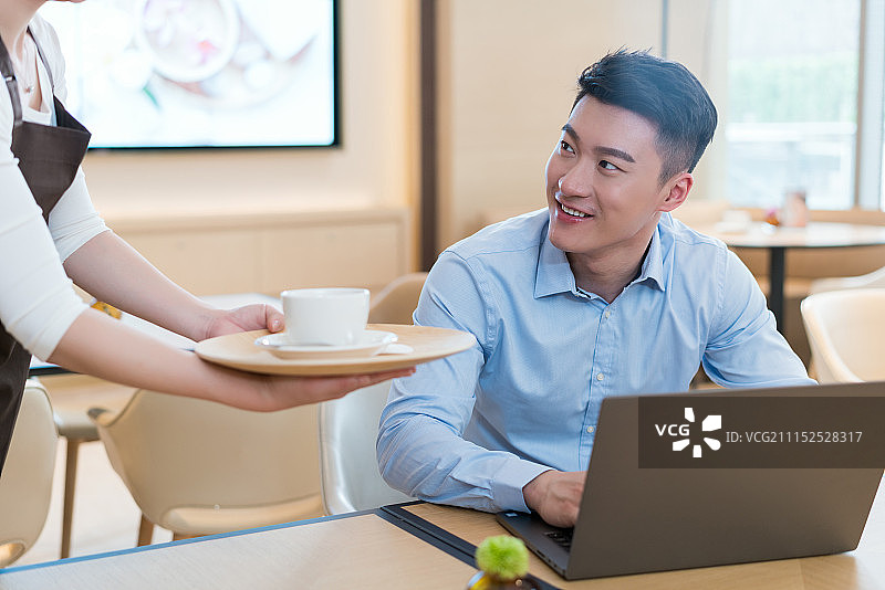 服务员给顾客端咖啡图片素材