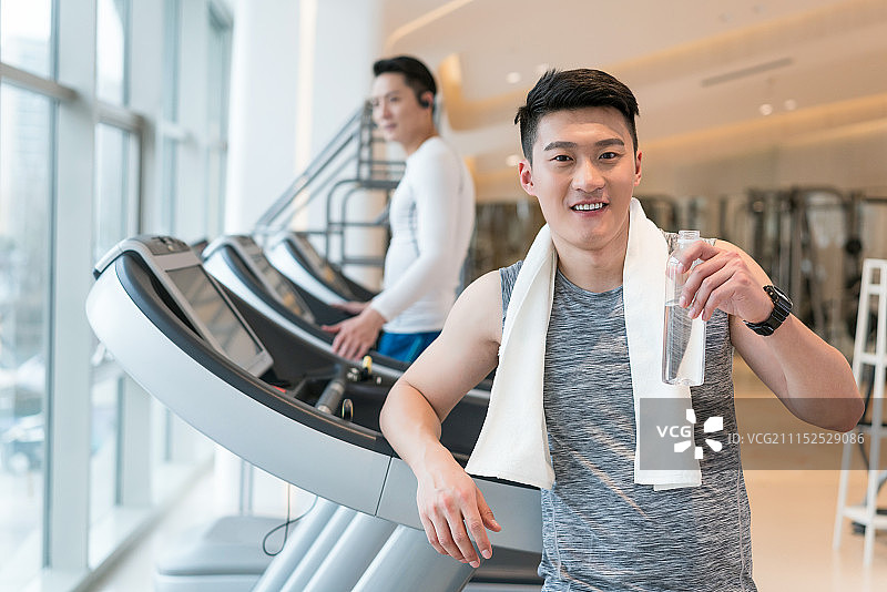 年轻男子在健身房健身图片素材