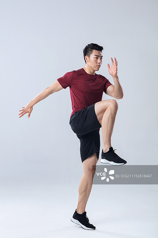 正在做运动的青年男性图片素材