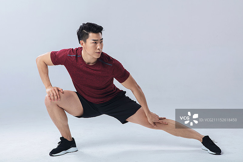 正在做运动的青年男性图片素材