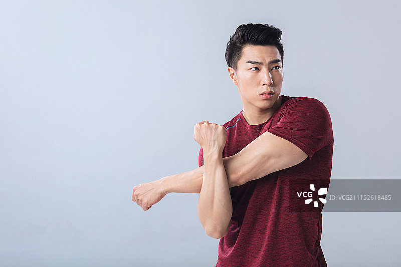 正在做运动的青年男性图片素材